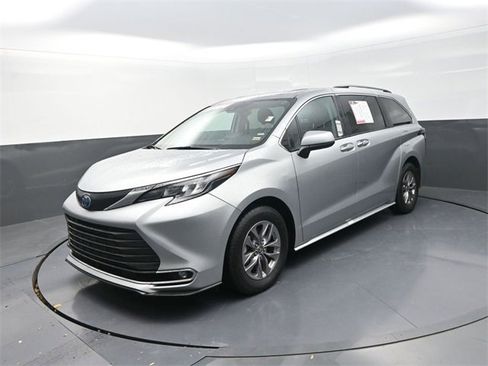 Used 2024 Toyota Sienna XLE image 3
