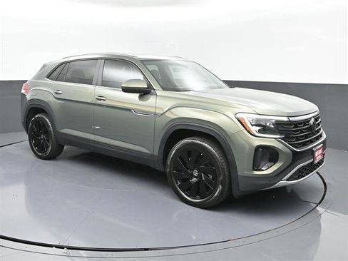 Used 2026 Volkswagen Atlas Cross Sport SE image 2