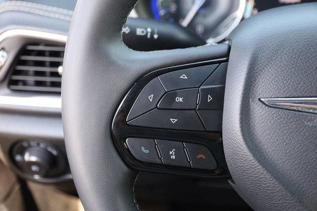 Used 2025 Chrysler Pacifica Limited FWD image 14