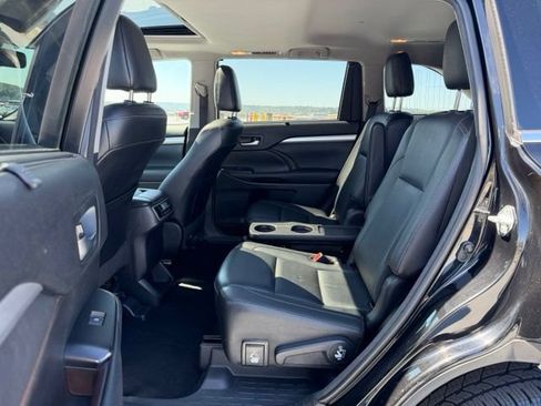 Used 2017 Toyota Highlander XLE AWD/4WD image 12