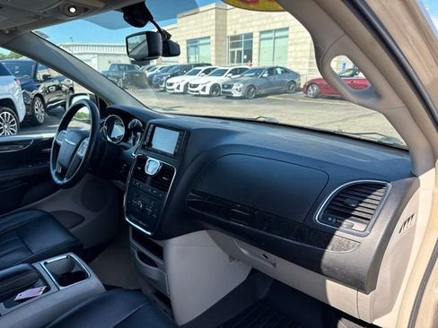 Used 2015 Chrysler Town & Country Touring-L w/ Driver Convenience Group FWD image 28