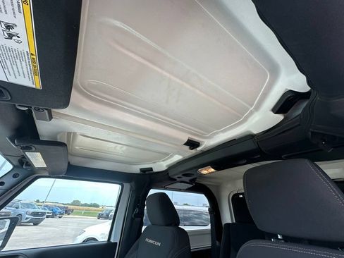 Used 2017 Jeep Wrangler Rubicon w/ Connectivity Group AWD/4WD image 22