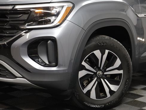 Used 2024 Volkswagen Atlas Cross Sport SE image 3