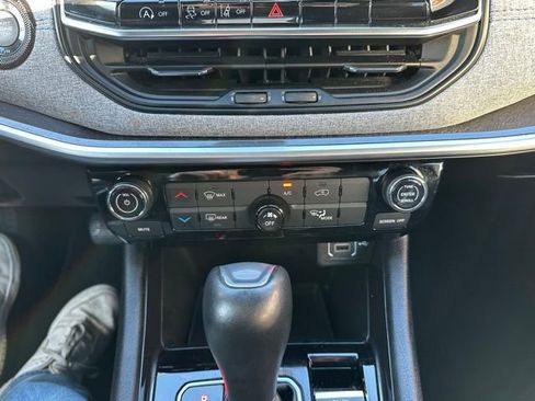 Used 2024 Jeep Compass Latitude image 34