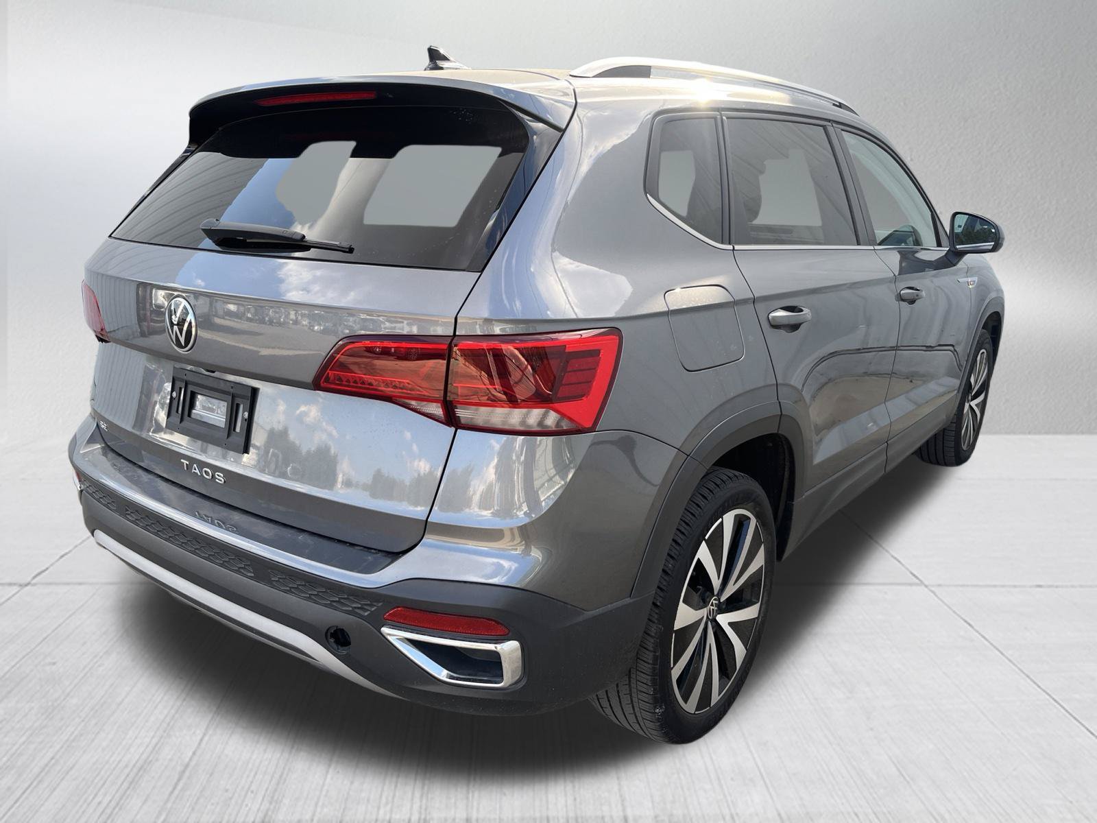 Used 2024 Volkswagen Taos SE FWD image 9