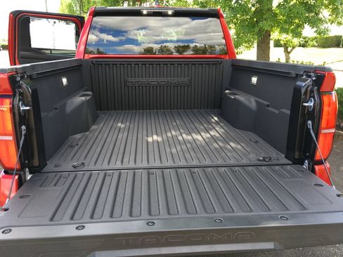 Used 2025 Toyota Tacoma SR5 AWD/4WD image 33