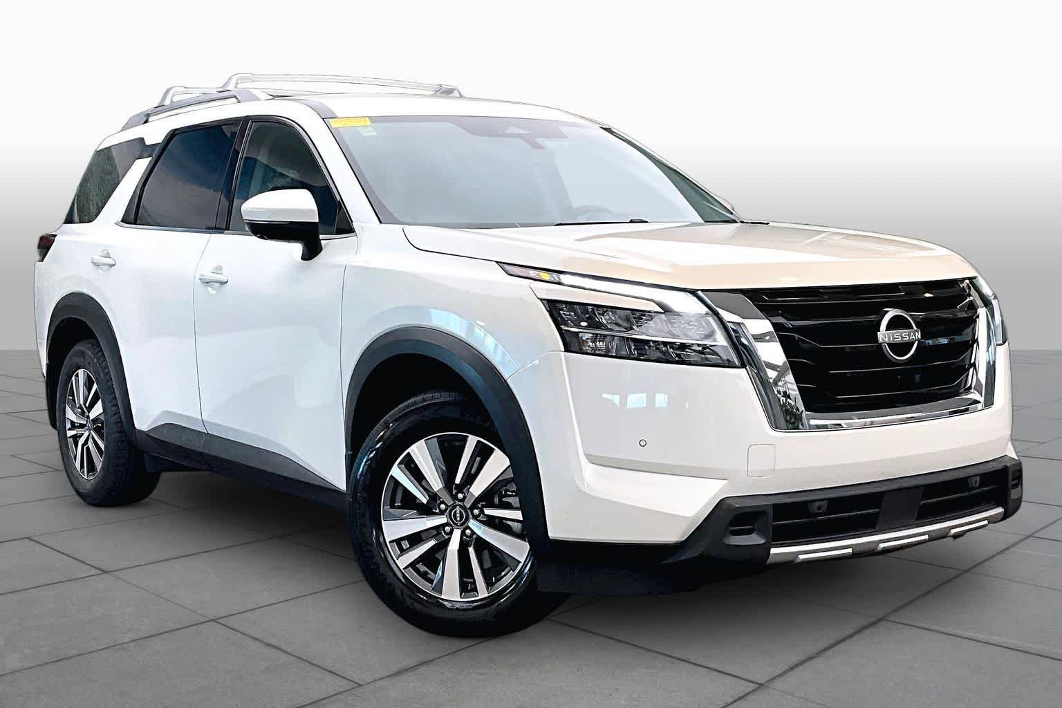 Used 2024 Nissan Pathfinder SL FWD image 3