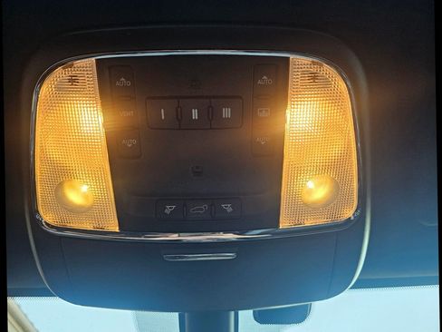 Used 2017 Jeep Grand Cherokee Overland image 36