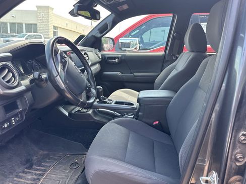 Used 2018 Toyota Tacoma TRD Off-Road AWD/4WD image 8