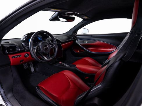 Used 2023 McLaren Artura image 16