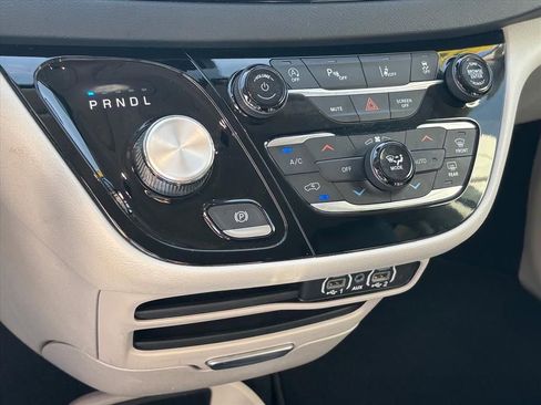 Used 2023 Chrysler Pacifica Touring-L FWD image 19