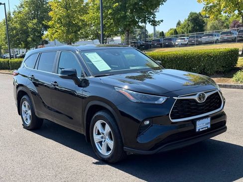 Used 2024 Toyota Highlander LE AWD/4WD image 2