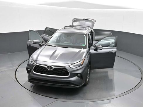 Used 2024 Toyota Highlander XLE image 34