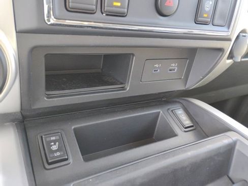 Used 2021 Nissan Titan SV w/ SV Convenience Package image 17