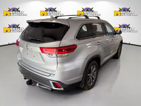Used 2019 Toyota Highlander AWD V6 image 4