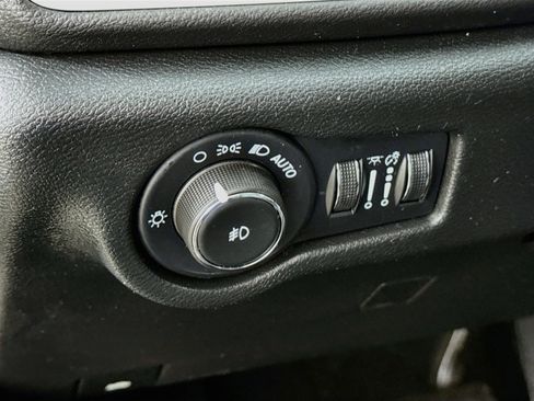 Used 2025 Chrysler Pacifica Select FWD image 12