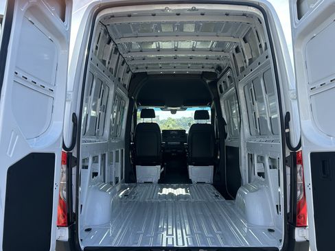 Used 2024 Mercedes-Benz Sprinter 2500 w/ Acoustic Package image 20