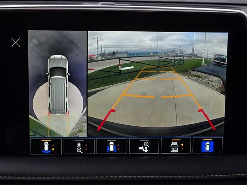 Used 2023 GMC Yukon XL SLT w/ SLT Premium Package image 16