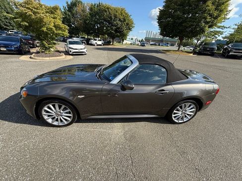 Used 2017 FIAT 124 Spider Lusso RWD image 4
