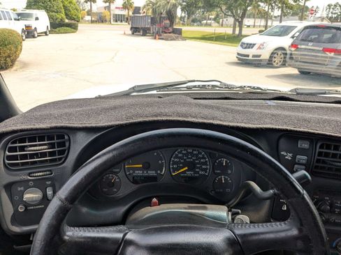 Used 2001 Chevrolet S10 Pickup 4x4 Extended Cab w/ Preferred Equipment Group image 26
