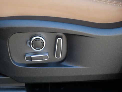 New 2026 Land Rover Defender 130 X-Dynamic SE AWD/4WD image 5