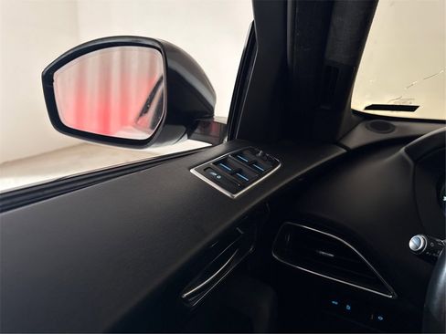 Used 2020 Jaguar F-PACE Premium image 36