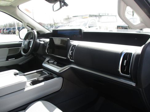 Used 2025 Ford Expedition Platinum image 50