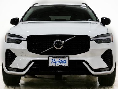 Used 2024 Volvo XC60 B5 Core image 2