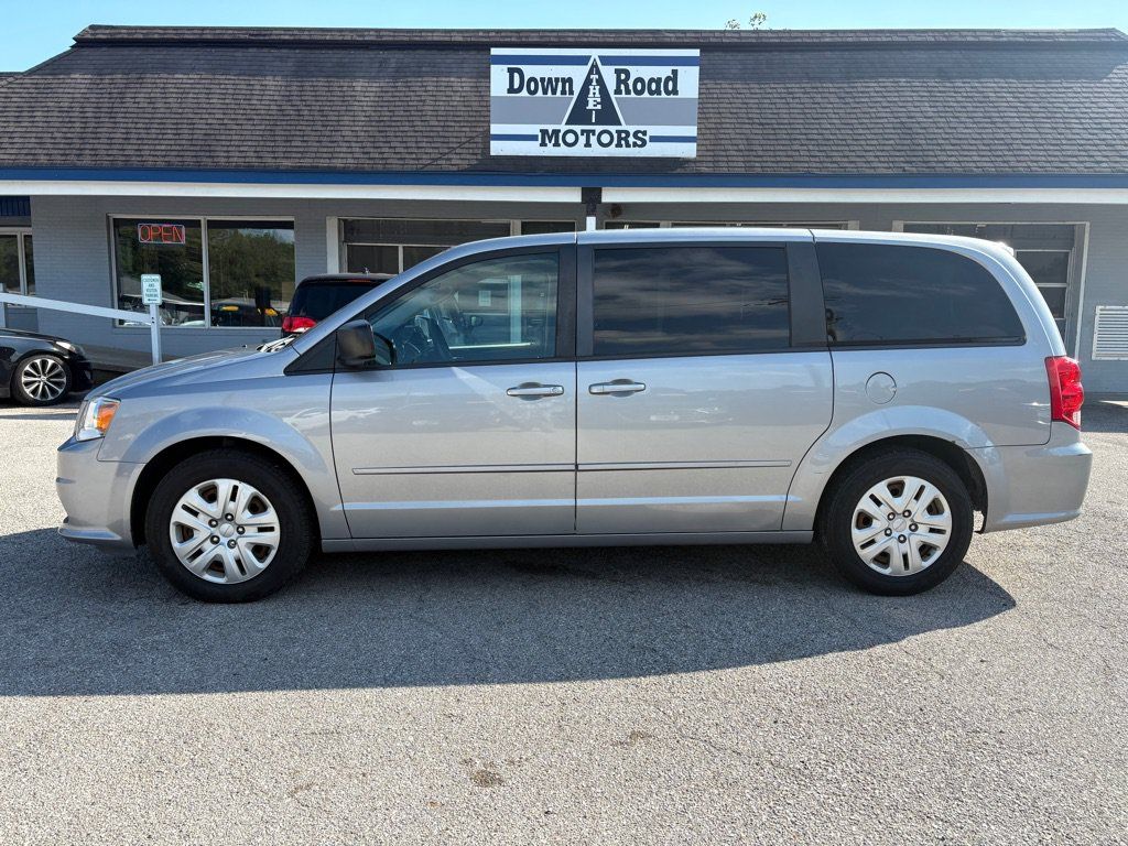 Used 2017 Dodge Grand Caravan SE w/ UConnect Hands-Free Group FWD image 2
