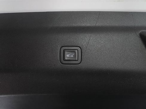 Used 2025 GMC Yukon XL Denali AWD/4WD image 11