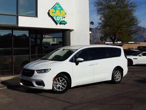 Used 2023 Chrysler Pacifica Touring-L image 3