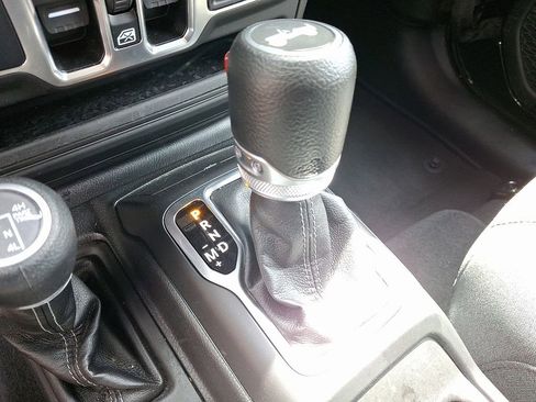 Used 2025 Jeep Wrangler Unlimited Sahara image 12