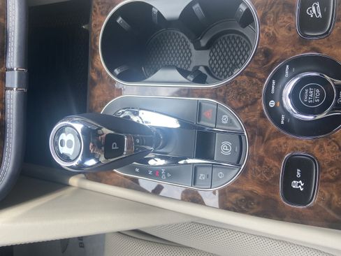 New 2025 Bentley Bentayga Extended Wheelbase image 18