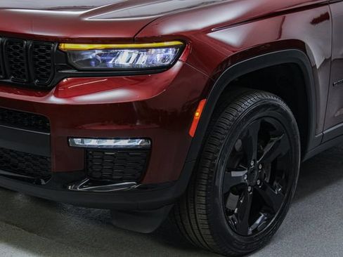 Used 2025 Jeep Grand Cherokee L Limited w/ Black Appearance Package AWD/4WD image 5