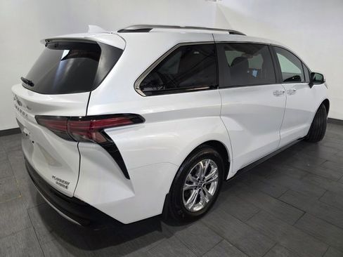 Used 2023 Toyota Sienna Platinum image 5
