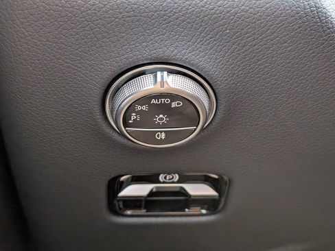 Used 2025 Mercedes-Benz GLC 350e 4MATIC image 16