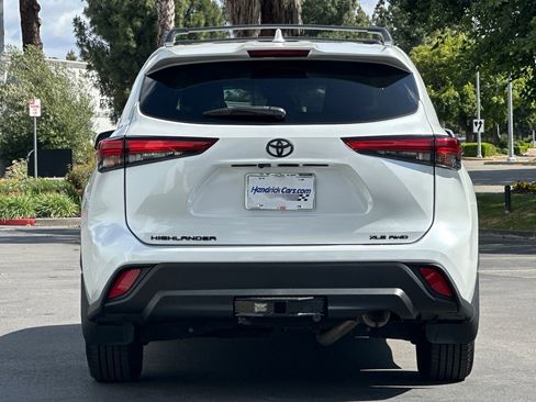 Used 2022 Toyota Highlander XLE AWD/4WD image 6