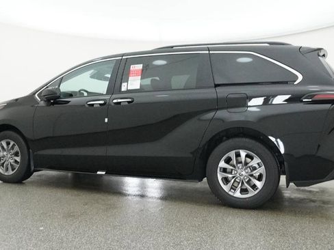 New 2026 Toyota Sienna XLE FWD image 3