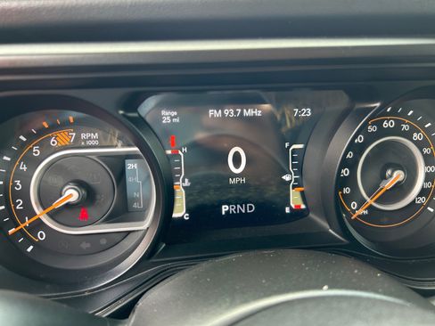 Used 2024 Jeep Wrangler Unlimited Sahara AWD/4WD image 11