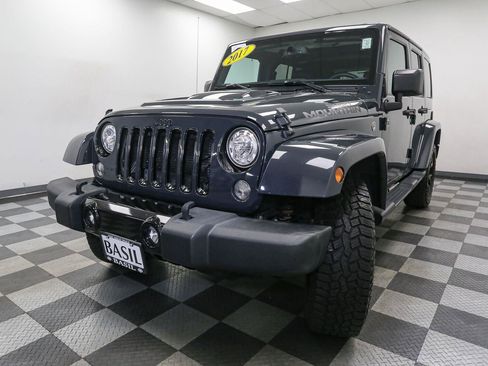 Used 2017 Jeep Wrangler Unlimited Sahara AWD/4WD image 4