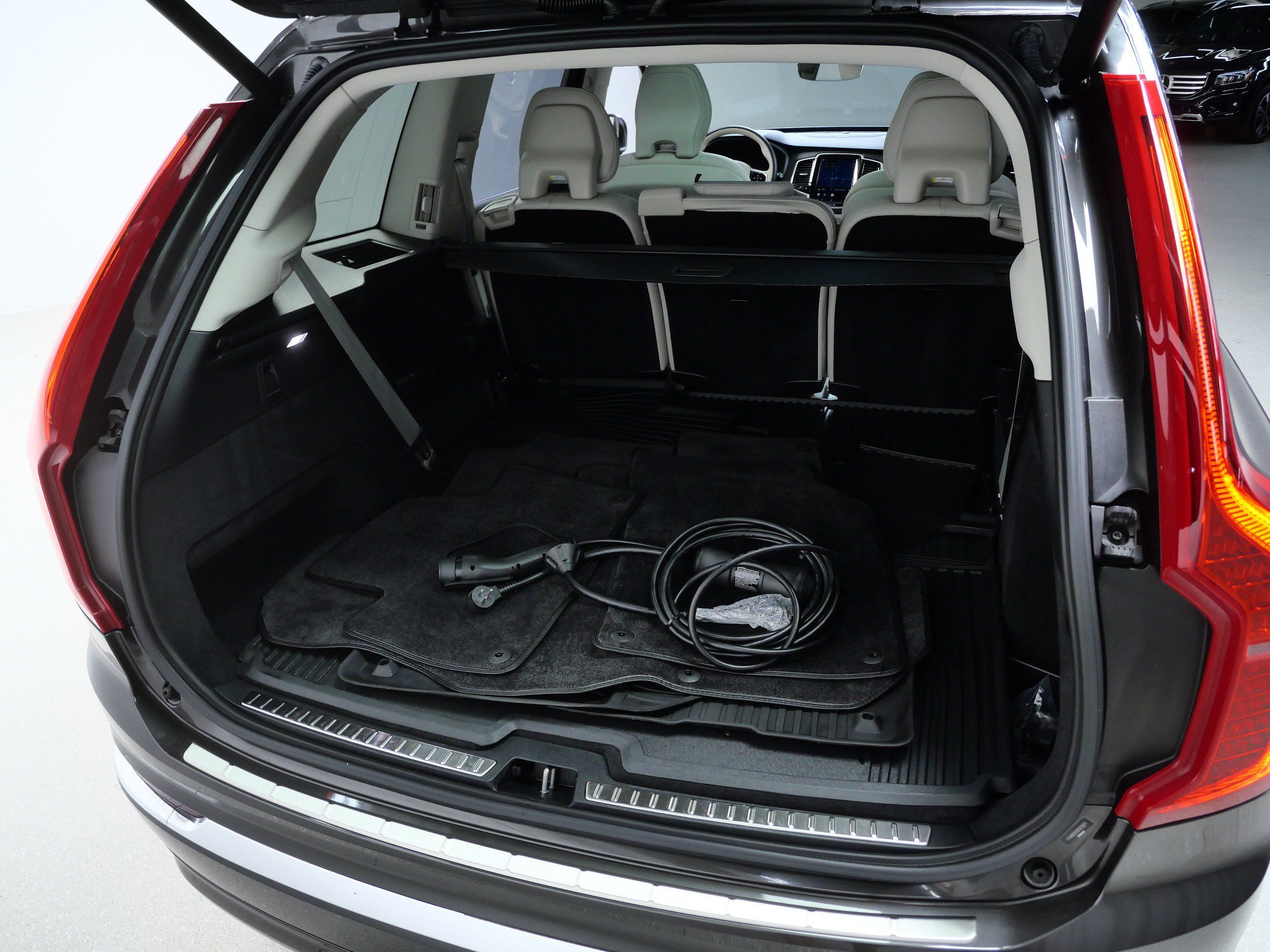 Used 2024 Volvo XC90 T8 Plus w/ Protection Package Premier AWD/4WD image 7