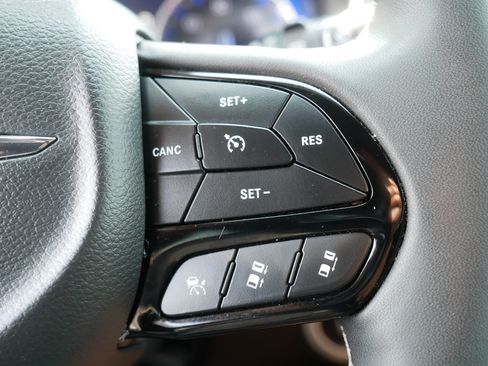 Used 2025 Chrysler Pacifica Limited FWD image 29