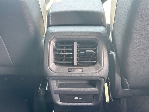 Used 2025 Volkswagen Taos SE FWD image 19