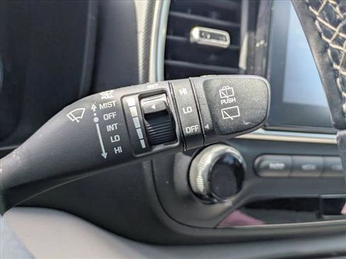 Used 2022 Hyundai Venue SEL FWD image 10