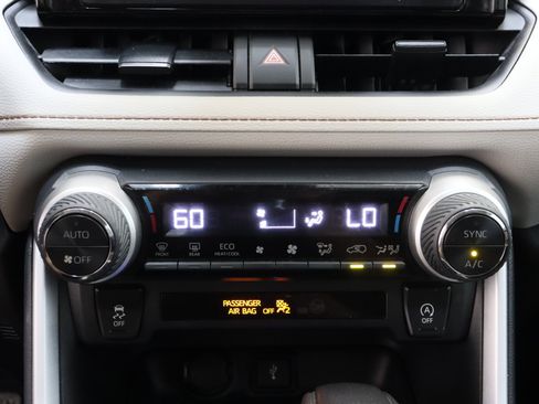Used 2022 Toyota RAV4 XLE AWD/4WD image 20