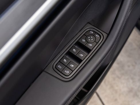 New 2025 Porsche Macan 4S Electric image 22