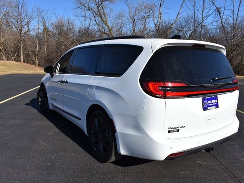 Used 2024 Chrysler Pacifica Touring-L w/ Uconnect Theater Family Group image 7