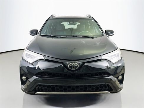 Used 2018 Toyota RAV4 SE image 2