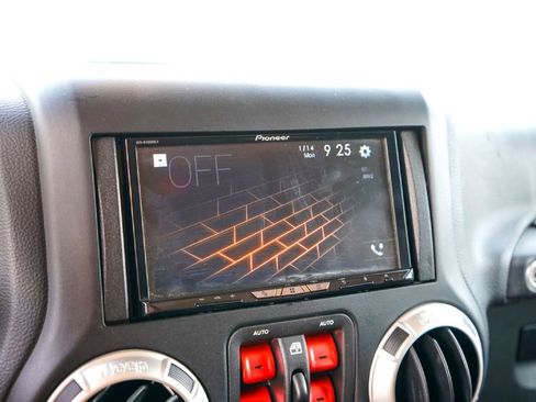 Used 2018 Jeep Wrangler Unlimited Rubicon w/ Connectivity Group image 19