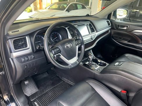 Used 2019 Toyota Highlander XLE AWD/4WD image 6